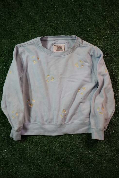 The Great Tops - The Great Flower Embroidered Shrunken Bubble Sweatshirt in Light Blue